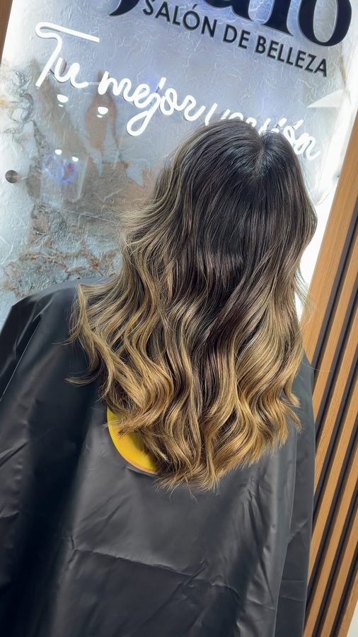 Trabajo de color y mechas realizado en Salón de Belleza Ópalo