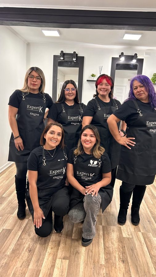 El equipo de Salón de Belleza Ópalo en el salón renovado