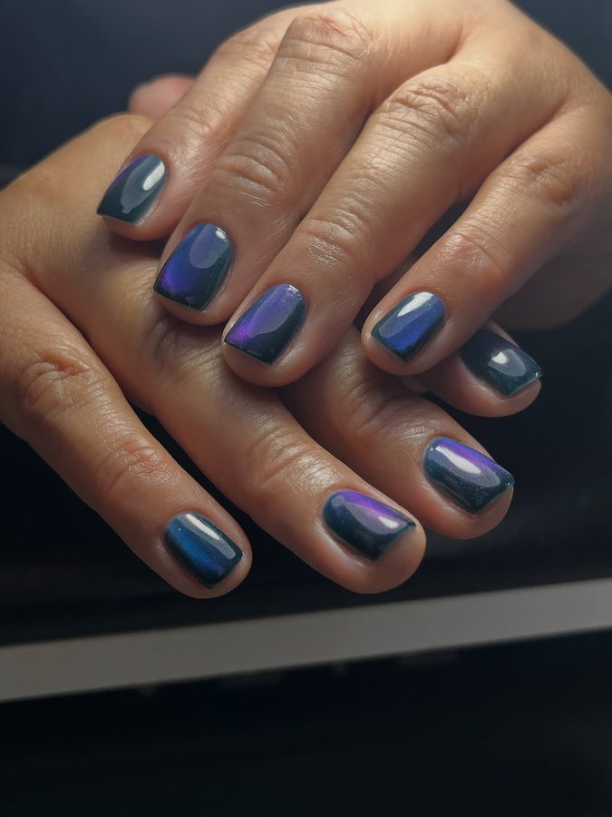 Manicure Ojo de Gato en tonos morados y azules hecha en Ópalo